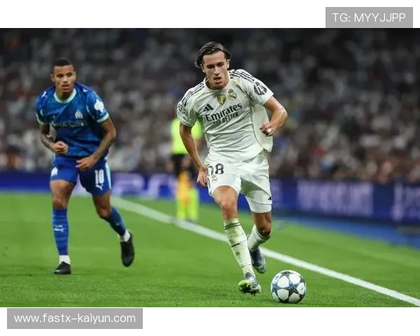 争议瞬间:卡雷拉斯抱怨判罚染红,皇马补时阶段九人应战 争议瞬间:卡雷拉斯抱怨判罚染红,皇马补时阶段九人应战